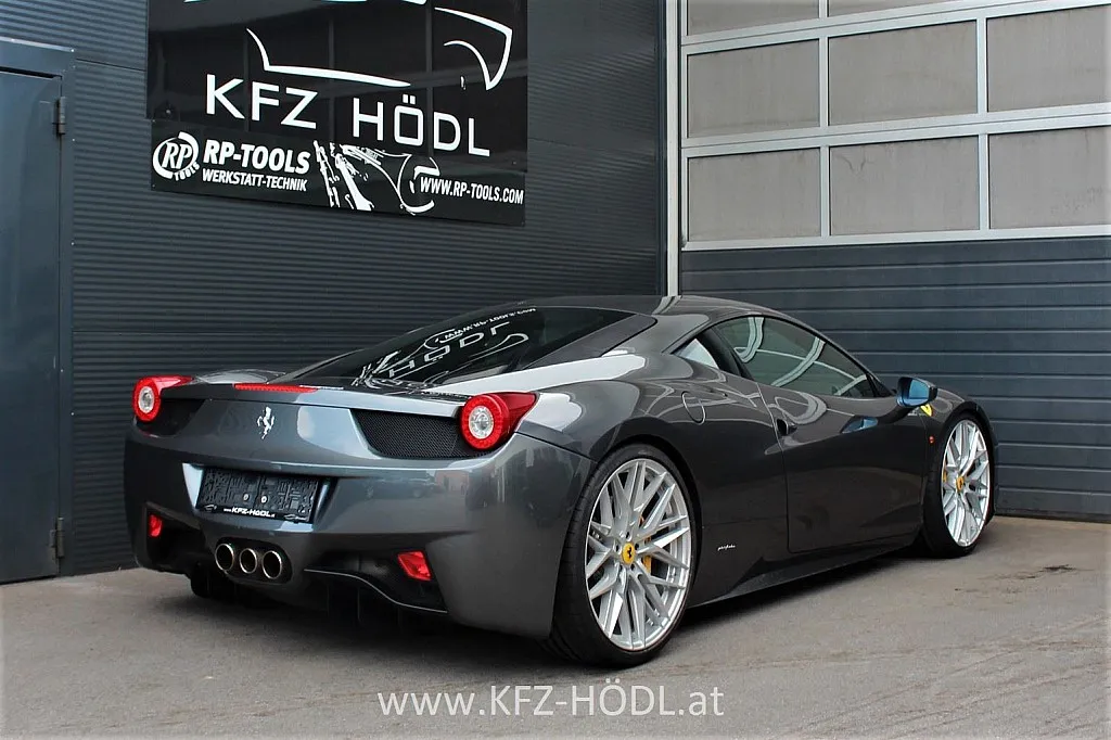 Ferrari 458 Italia Image 3